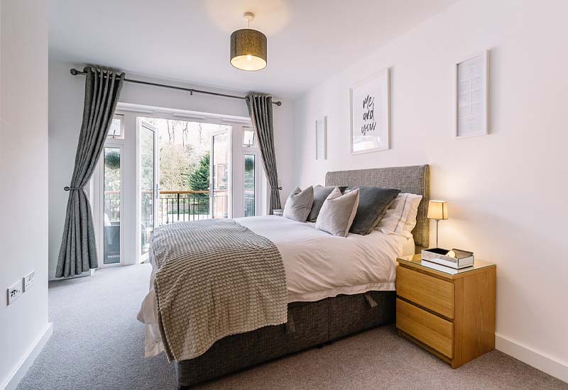 Renoviertes Schlafzimmer im Rahmen der KfW 308 Förderung – hell, modern und komfortabel, mit stilvollen Möbeln und viel Tageslicht für mehr Wohnqualität.