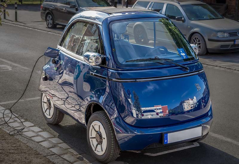 Elektroauto an Ladestation – umweltfreundliche Mobilitätslösung mit KfW-Förderung