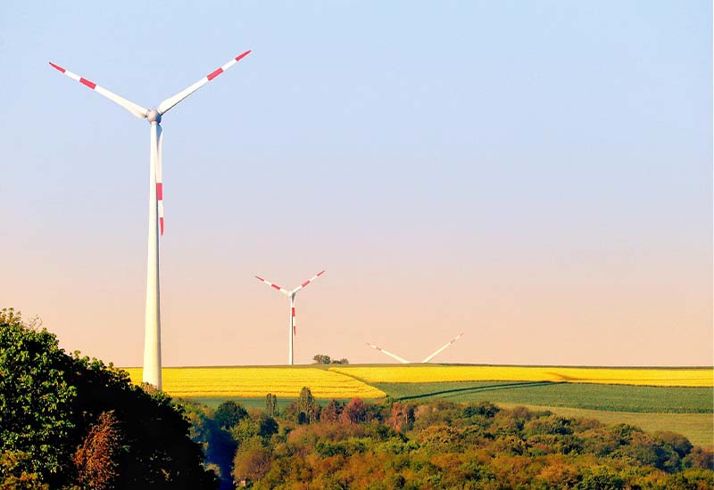 Windkraftanlagen als Symbol für energieeffiziente Investitionen im Rahmen des KfW Umweltprogramms